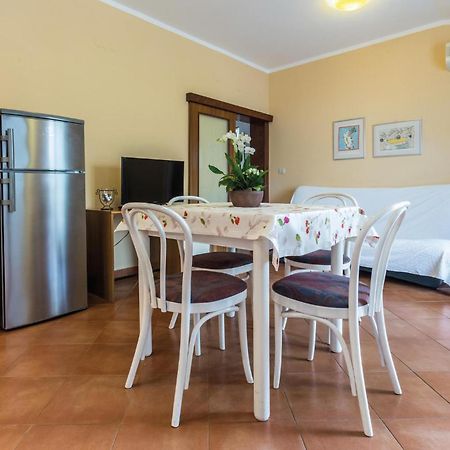 Gorgeous Apartment In Porec With Kitchen Εξωτερικό φωτογραφία