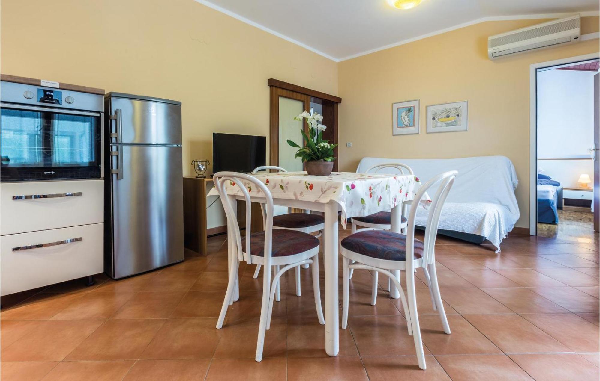 Gorgeous Apartment In Porec With Kitchen Εξωτερικό φωτογραφία